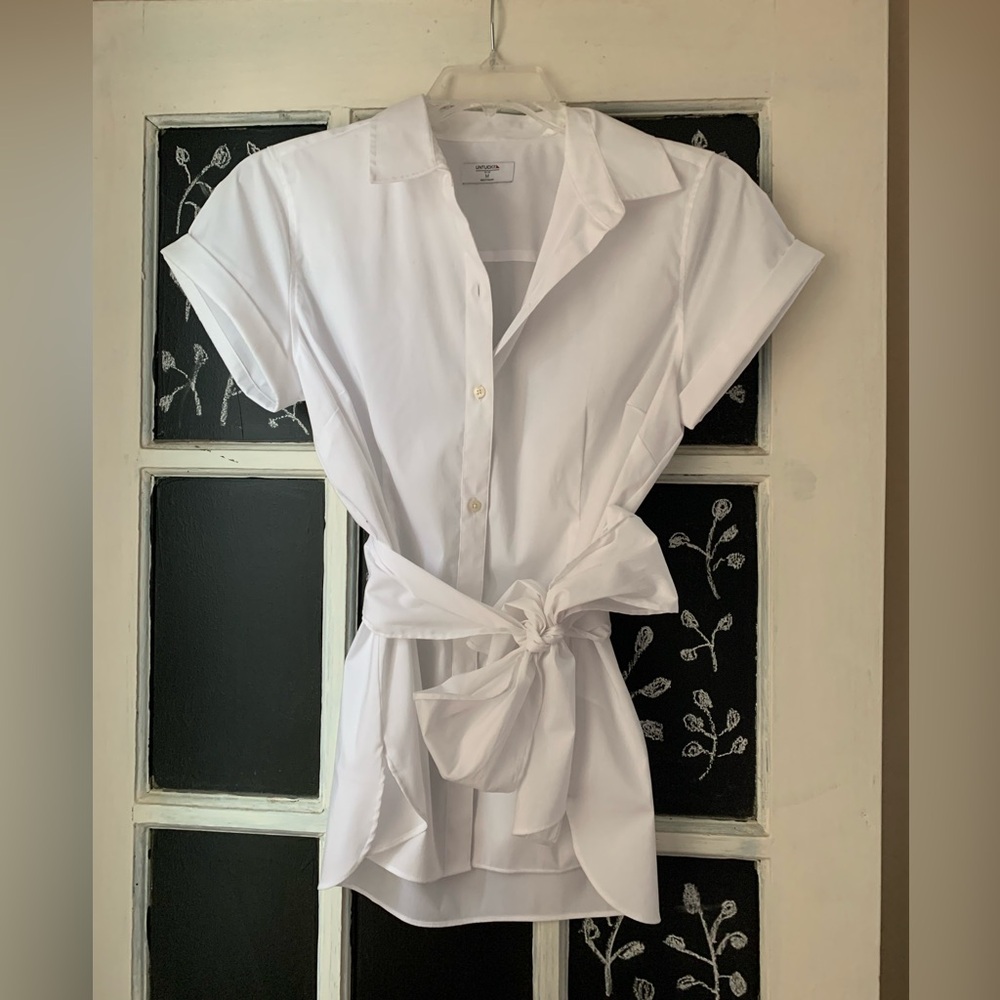 UNTUCKIt for her white short sleeve button down blouse. Size M